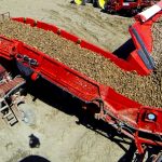Carro agrícola utilizado para cargar una pequeña caja con papas.